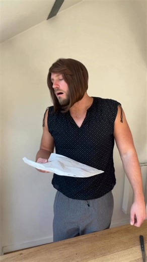 Les dernières dates du spectacle : BREST 08/01/26 LA BAULE 09/01/26 POITIERS 10/01/26 REIMS 16/01/26 STRASBOURG 17/01/26 ORLÉANS 24/01/26 SAINT-BRIEUC 31/01/26 SAINT-ÉTIENNE 06/02/26 LIMOGES 07/02/26 TOULOUSE 18/02/26 LARUNS 19/02/26 BIARRITZ 20/02/26 ANNECY 26/02/26 GRENOBLE 27/02/26 ANGERS 12/03/26 LA ROCHELLE 14/03/26 CHÂTEAUROUX 21/03/26 (Il n’y aura pas de date à Bourges) TOURS 28/03/26 LE PUY-EN-VELAY 03/04/26 ÉVREUX 17/04/26 MARSEILLE 18/04/26 TOULON 23/04/26 BORDEAUX 24/04/26 NANCY 06/05