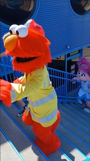 ❤️🚒Here comes firefighter Elmo & Dr. Abby✨️🩺 #sesameplace #elmo #abbycadabby