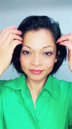 Did you know that our tooth powder works thanks to a few powerful ingredients? Gentle Scrubbers: Fine particles like baking soda polish away surface stains without harming your enamel. Stain Magnets: Activated charcoal attracts and lifts stains and bacteria off your teeth. Mineral Boosters: Natural minerals strengthen enamel. Freshness & Flavor: Natural flavors like peppermint keep your mouth feeling fresh. Together, these ingredients reveal your natural, brighter smile! #OralCare #Whitening #He