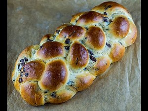 Geflochtener sechsstrangzopf aus Hefeteig mit schokostückchen.