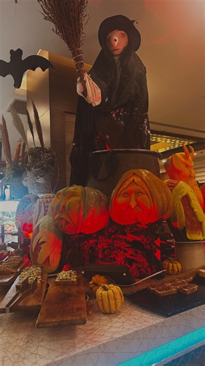 Enjoy a festive Halloween experience with us 🎃✨🧙‍♀️ #LunaBlancaHotel #LunaVistaHotel #HalloweenParty #HalloweenNight #HotelHalloween #SpookyDelights #HalloweenDecor | Luna Blanca Resort & Spa