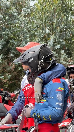 Así se viven las carreras de motocross con la familia de @factorybikemundo 😅🔝🔥De comienzo a fin cada válida se siente como una experiencia de locos 🦾 volvimos después de un año a la pista del petrillo @petrillomx.oficial en Latacunga, esta fue la@primera pista en la que competí y esta aún más difícil de lo que recordaba jajaja pero le dimos a fondo y logramos terminar bastante bien la carrera a pesar de los imprevistos! 🔥Que más les gustaría ver de cada carrera?.. 🔜👀 #motocross #latacunga