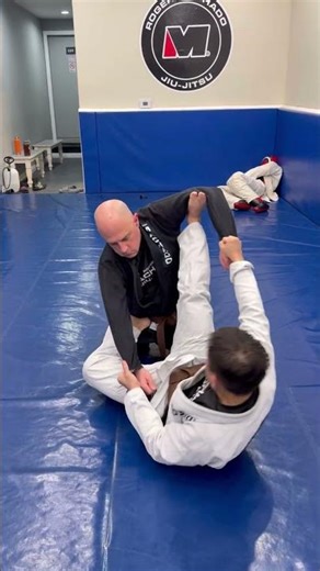 Basic Spider guard sweep #bjjshorts #moveoftheday #bjjtechniques #bjjlifestyle #bjj