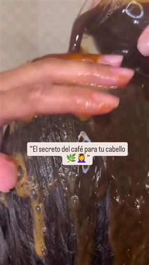 ☕✨ Beneficios del café para tu cabello ✨☕ El café no solo despierta tus mañanas… también puede devolverle vida a tu melena 💁‍♀️💫 Su poder natural estimula la circulación del cuero cabelludo, fortaleciendo el folículo capilar y ayudando al crecimiento. Además, deja tu cabello con un brillo espectacular, más suave y con un tono más intenso y saludable 🌿 ¿Tu cabello está opaco o débil? ¡Dale un boost de energía natural con el café! Recuerda que los ingredientes naturales pueden ser tus mejores a