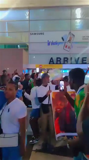 2.5K views · 67 reactions | Roseline Layo à été accueilli ce soir à l'aéroport par tous les Ivoiriens comme une reine ... Wahou ... | Affairage.Net | Facebook
