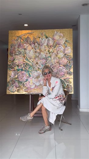 Arianna Caroli on Instagram: ". ▪️G A L L E R I A ▪️ . . 🌕 ‘Bouquet Chiaro’_ Icon_ Bangkok 2023-2024 24kt Gold leaf cm153x153x3,6 . . . Created through floatings, glazes, many ‘pensamenti’ and juxtapositions of pale and faded colors, this Bouquet touches my heart . Questo Bouquet mi tocca il cuore . . . . #allmylifeisinmywork . . #ariannacaroli #artisforever #vitalongaest #bouquetchiaro #fondooro #fogliaoro #goldleaf #museum #nike #paintingflowers #goldbackground #flowerpainting #lightcolors #i