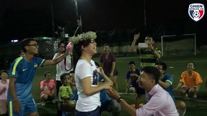 291K views · 3.7K reactions | [Review Fun] Màn tỏ tình cực kỳ giản dị nhưng không kém phần lãng mạn của chàng trai trên sân bóng (y) Anh ấy đâu nhảy đẹp và có khi bình thường chẳng nhảy bao giờ nhưng vì cô gái ấy, anh ấy đã sắp xếp 1 kịch bản thật vi diệu <3 Nhìn họ ôm nhau hạnh phúc, bóng đá thật tuyệt :D - BLV: Vu Manh Tuyen #ReviewFun #GhienBongDa | Ghiền Bóng Đá | Facebook