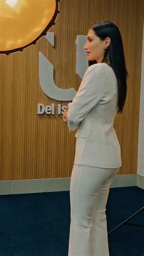 Universidad Del Istmo on Instagram: "Hay días que se sueñan… y días que se construyen paso a paso. Al inicio parecen lejanos, casi imposibles. Pero cuando llegan, te abrazan el alma, todo esfuerzo hizo sentido, cada desvelo valió, cada sonrisa te trajo hasta aquí. Ese momento que imaginaste… ya casi está tocando la puerta. ✨ PRONTO: Ceremonia de imposición de uniformes y gafetes — Licenciatura en Psicología. Prepárate para vivirlo. ✨ #SomosMásQueUnaU #LaUDeLosIrremplazables"