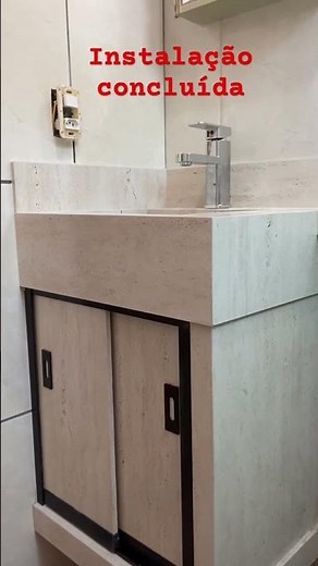 Pia de banheiro esculpido em porcelanato Travertino com extensão #bancadas