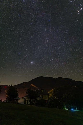 Timelapse Gîte Les Transhumances : Orion, les Pléiades, Jupiter et la lumière zodiacale