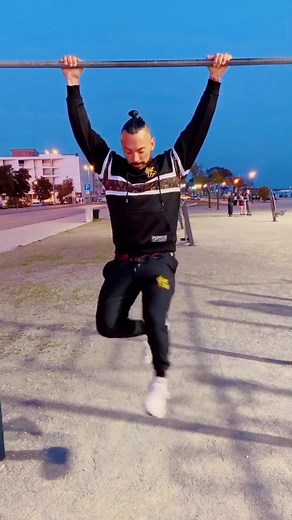 Trying the #chachaslide on the bar. Can you do it?! #foryou #viral # trend #chachaslidechallenge #streetworkout #calisthenics #fitness @greatiamwear