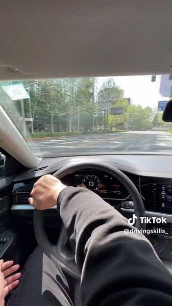 Novice drivers must turn the steering wheel correctly!#driving #howto #manual #car