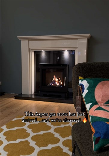 Just landed in our showroom 💥 The Aspen Gas Fire by Leaf Stoves 🍃 🔥 4.5kW heat output 🔥 Finished with the Willow stove front 🔥 Stylish, efficient & ready to view Come and see it in person at Canterbury Fireplaces this week 👀🔥 #gasfire #stove #stylish #modern #home