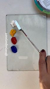 ¿Sabías que el gris no es solo blanco negro? 👀⬜️ Hay mezclas increíbles que te dan grises más profundos, más cálidos o más fríos… ¡y cambian totalmente tu paleta! En el reel te muestro cómo lograrlo con pares complementarios: 🟨 🟪 🟥 🟩 🟦 🟧 …y cómo ajustar el tono sumando más del color dominante (y un toque de blanco 😉). Además, te cuento mi fórmula favorita: azul ultramar sombra tierra natural. Le agregás blanco y obtenés un gris neutro hermoso, perfecto para acuarela o acrílico. 🎨✨ Decim