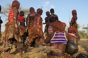 エチオピア(15)ハマル族の赤髪と赤い血。想像を絶する成人儀礼の傷跡