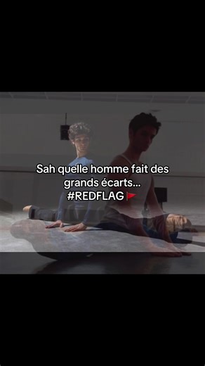 Les drapeaux rouges des hommes dans le humorisme