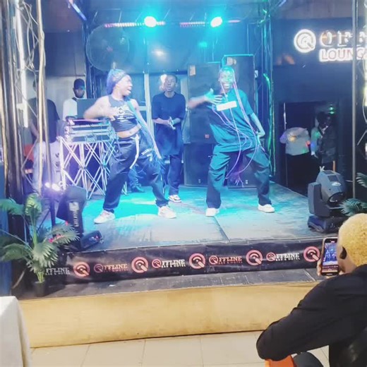 Dancers rocking Throwaist to the max