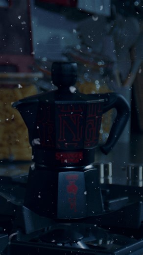 The adventure begins. 📼☕️ An ordinary morning turns into something extraordinary when the Moka Express hits the stove. As the coffee begins to rise, a «strange» tune starts to play right from the knob: it’s the Stranger Things theme. A clear signal that coffee’s ready… and the Upside Down is near. Ready to become the main character in this story? Discover the new Bialetti x Stranger Things collection online at bialetti.com | Bialetti