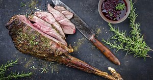 Cuissot de chevreuil marinée et compotée de myrtilles