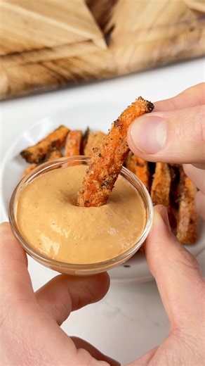 Crispy Healthy Carrot Fries 🍟🤤🙌 How to make them: 1. Cut carrots into fry shaped pieces. 2. Toss with olive oil, Parmesan & ranch seasoning. 3. Air fry @ 360F for 12-15 mins. Take them out and enjoy! | Keto Snackz