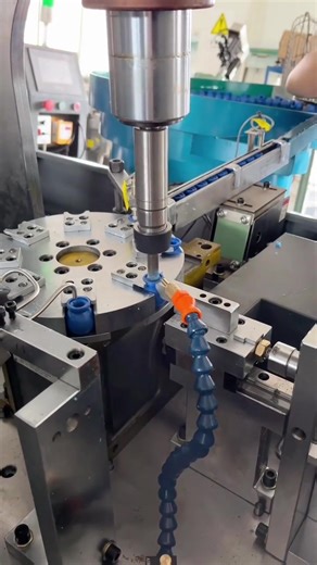 Rotary fully automatic tapping machine, plastic cap #automatictappingmachine #automatictappingmachine #automationequipment #nonstandardmechanicaldesign