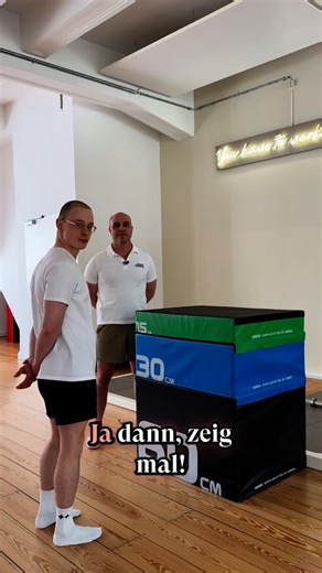 Arlow Pieniak on Instagram: "Wer höher springen will, muss seinem Gehirn vertrauen! Beim Springen entscheidet nicht nur die Kraft, sondern auch, wie sicher sich dein Gehirn fühlt. 🧠💡 Mit dieser Übung trainierst du dein 3D-Sehen und aktivierst das Mittelhirn. So kannst du Distanzen besser einschätzen – und erreichst mehr Höhe beim Sprung! 🚀🔥 #neuroathletik #neurotraining #springen #höherspringen #leistungsteigern"