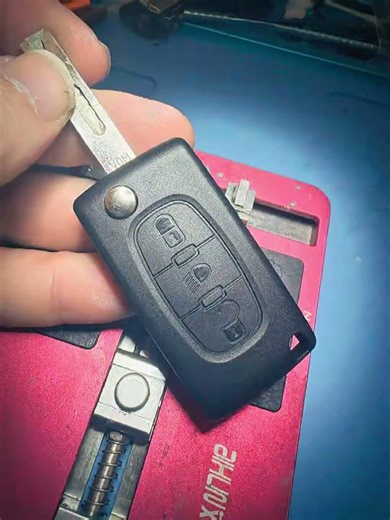 Remplacement bouton poussoir télécommande voiture #microsoudure #soudure #réparation