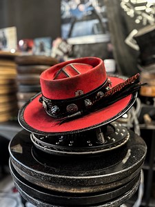 Step by step Telescope Crown in red tone with flat brim | Blade-Hats