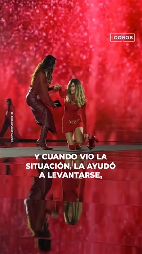 1.4M views · 10K reactions | Belinda vivió un vergonzoso tropiezo en la pasarela de la Semana de la Moda en París, pero se levantó con gracia, mostrando que un pequeño incidente no podía opacar su gran momento… | íconos | Facebook