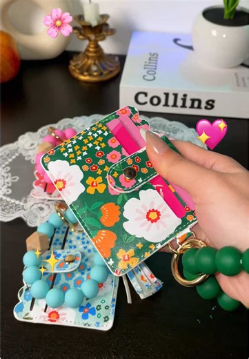 I love these keychain wristlets for keeping up with my keys. The little wallet is great for keeping your ID and cards. @YUM2000 #wristlet #keychainwristlet #wallet #keychainwristlet