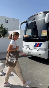 Det skal være nemt at rejse 🧡 Derfor har vi skabt Easy Travel til dig, der flyver med vores eget flyselskab, Sunclass Airlines, og bor på Sunwing Family Resorts, Sunprime Hotels eller Ocean Beach Club ✈️🏨 Med Easy Travel kan du tjekke din bagage ind på hotellet på hjemrejsedagen, og så sørger vi for, at den kommer til lufthavnen og ombord på flyet 👜 På denne måde kan du springe køen over og gå direkte til sikkerhedskontrollen, når du ankommer til lufthavnen 💃🏼 Nemmere bliver det ikke ✅ Såda