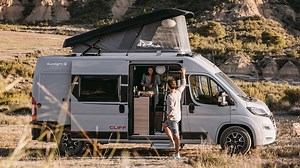 Sunlight Cliff 600 RT Adventure Edition : un grand toit relevable pour ce van aménagé