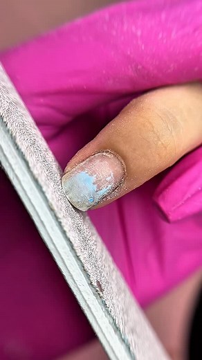 Construim un pătrat natural, pas cu pas, și adăugăm un degrade fosforescent cât să-ți lumineze nopțile… la propriu. 🥰 www.nailsup.ro Produse folosite: ✅Nail prep 12758 ✅Ultrabond 11147 ✅Rubber base 11145 ✅ Forfecuța Pro Edge 2 ✅ Polygel fosforescent YC137 ✅ Capăt freză flacara ✅ Tipsuri FULL FORMS MIX FRENCH ✅ Pensula pictura nail art NailsUp Blue Heart nr 11 12553 ✅ Gel Uv Constructie unghii autonivelant B25 Bloom ✅ Liner Gel White ✅ Top coat glow 13349 📢 Dacă ai întrebări despre produsele fo