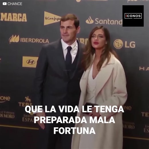 Los mundiales nos regalan épicos momentos, casi siempre dentro de la cancha, pero la historia de amor de Iker Casillas con Sara Carbonero fue quizás el momento más recordado de Sudáfrica 2010. Una pareja perfecta, joven y atractiva. Sin embargo, no todos los cuentos tienen final feliz. Síguenos en nuestro canal de YouTube: http://bit.ly/yt-iconos | Showbiz
