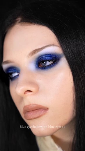 Mary Duda | Blue eyeshadow on blue eyes 💙 #smokeyeye #grungemakeup #80smakeup #blueeyemakeup #TUSHmoodboard | Instagram