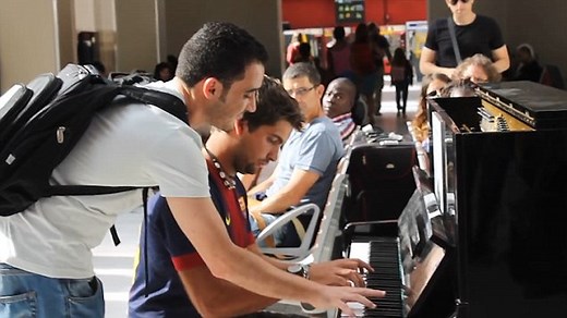 Strangers perform stunning piano improvisation at train station