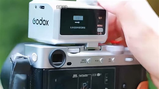 神牛 IT30Pro 轻量设计便于携带，专业功能一应俱全，户外拍摄也能轻松应对，稳定输出高品质光影效果。