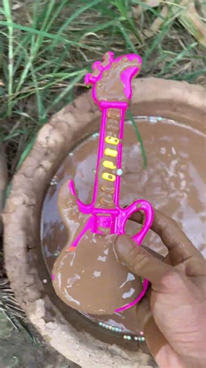 Cleaning a angry bird guitar ASMR Sastisfying Mud