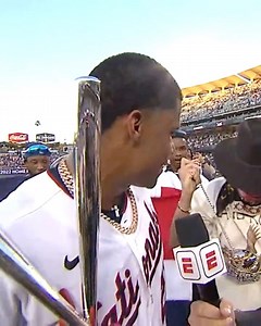 11K views · 271 reactions | #BadBunny le entregó la cadena al CAMPEÓN del #HRDerby ⚾️ | All Sport News | Facebook