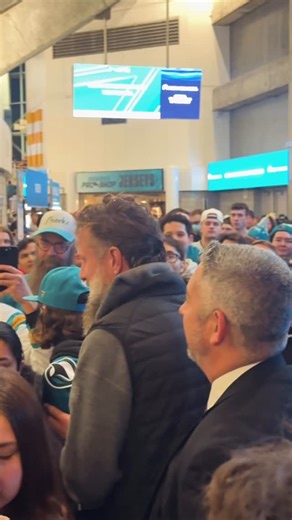 San Jose Hockey Now on Instagram: "All aboard the Hall of Fame Jumbo Train. Joe Thornton is as down to earth as them come. Here he is at the Sharks vs Vegas home game with his family casually turning SAP Center foot traffic into a weaving train 🚂 Some legends sign autographs. Others lead the crowd through traffic. #JumboJoe #JoeThornton #nhl #sjsharks #hockeyhalloffame"