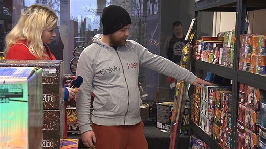 Nižší zájem o prodej zábavní pyrotechniky. 🎆 V Česku platí od prosince přísnější pravidla pro prodej a odpalování pyrotechniky. Od 1. prosince vznikly takzvané bezpečné zóny, kde je povolena jen nejslabší pyrotechnika kategorie F1, o kterou je podle prodejců největší zájem. Prodejci potvrzují, že zájem o nákup pyrotechniky klesá. Řada z nich proto kvůli omezením očekává i nižší tržby. Záchranné stanice a zemědělci naopak legislativní novinku vítají. | Události Ostrava