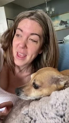 Dog's Hilarious Interruption of Mom's Singing Has People Cracking Up