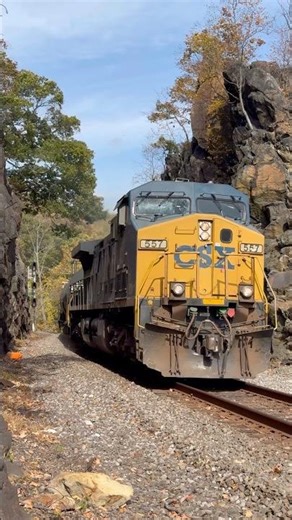 CSX Manifest slow coming through! #csx #csxriversub #train #eastrail #locomotive #dieselengine #rail