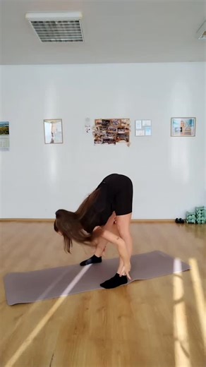 🧘‍♀️ Stretching Class – всяка събота в 9:3ч. Започни уикенда с енергия, баланс и добро настроение! 🌞 Нашият стречинг клас ще ти помогне да : -Отпуснеш напрежението в тялото. -Подобриш гъвкавостта, мобилността и стойката си. -Изчистиш ума и презаредиш с позитивна енергия. 🌸 Един час само за теб – енергия, баланс, спокойствие 🤍 #stretching #mobility #balance #movement #energy #selfcare #investinyourself | AG sport