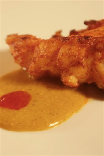 Langosta india con chile de Cachemira y salsa de coco especiada