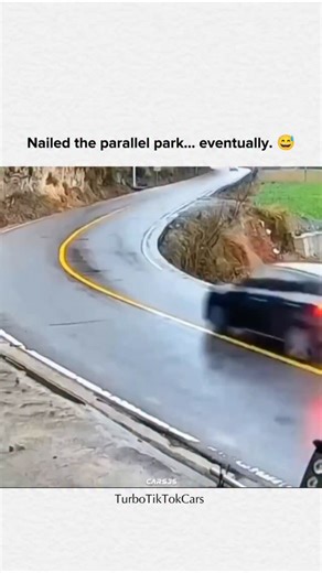 TurboTikTokCars on Instagram: "日本利用压电瓷砖将脚步转化为电能。这些瓷砖捕捉来自你脚步的动能。当你行走时，你的重量和动作会对瓷砖产生压力。瓷砖会轻微弯曲，从而产生机械应力。瓷砖内部的压电材料将这种应力转化为电能。每一步都会产生少量电荷，而数百万步结合在一起就能产生足够的电力来驱动 LED 灯、数字显示屏和传感器。在像涩谷车站这样繁忙的地方，每天大约有 240 万个脚步为这一系统作出贡献。这些电能可以被储存或立即使用，从而减少对传统电力来源的依赖，并支持可持续的城市基础设施。这种方法将日常运动转化为实用的可再生能源 #日本 #知识 #事实 #你知道吗 #推荐 科技 创新 历史 技术 实验 热门日本利用压电瓷砖将脚步转化为电能。这些瓷砖捕捉来自你脚步的动能。当你行走时，你的重量和动作会对瓷砖产生压力。瓷砖会轻微弯曲，从而产生机械应力。瓷砖内部的压电材料将这种应力转化为电能。每一步都会产生少量电荷，而数百万步结合在一起就能产生足够的电力来驱动 LED 灯、数字显示屏和传感器。在像涩谷车站这样繁忙的地方，每天大约有 240 万个脚步为这一系统作出贡献。这些电能可