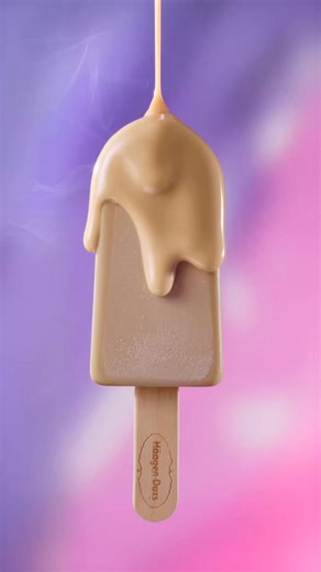 【 Haagen-Dazs™ JAPAN｜雙重茶韻High Tea 🫖 午後奢享更精緻✨】 一口精緻餅乾，接一口馥郁奶茶，理想High Tea本應如此👸🏻，但係想隨時享受邊有咁易... Haagen-Dazs™JAPAN新品皇室奶茶脆皮雪糕批👑，讓你一口嚐盡脆香甜點食感，味蕾沉浸皇室奶濃郁茶香。下午茶果陣即開一枝，午後時光更寫意☺️～ 🍫 迷人奶茶朱古力酥脆外層 甜脆朱古力外層煥發大吉嶺紅茶香，融入烘烤餅乾碎，為午後日常帶來驚喜輕脆。 🍃 雙重紅茶牛奶雪糕 混合大吉嶺和阿薩姆紅茶，兼具高雅、醇厚茶韻，配以精準牛奶比例，製成奢華奶茶雪糕口感，締造寫意放鬆氛圍。 💓 阿薩姆紅茶流心醬 以特製形狀內藏雪糕之中，令每口雪糕都包含濃郁紅茶醬，細膩回甘讓午後時光可以再三回味。 #皇室奶茶脆皮雪糕批 #日本製 #期間限定 #7Eleven #COK #百佳超級市場 #Pandamart #現已發售 | Häagen-Dazs