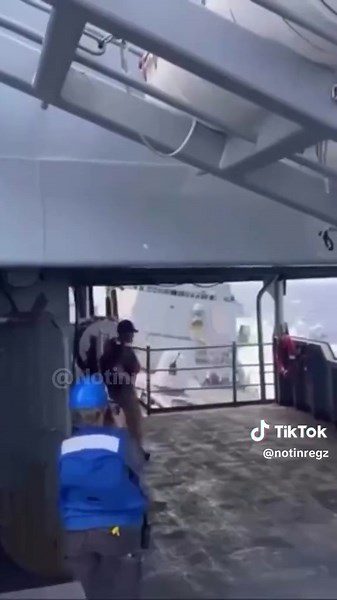 Breaking news Two U.S. Navy ships collided during refueling operations in Caribbean USS TRUXTUN crashes into USNS SUPPLY