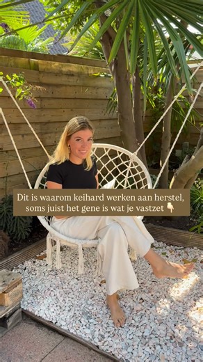 Michelle Kraaij | Expert chronische pijn & Mindbody psycholoog on Instagram: "Comment ‘herstelcode’ voor de invite👇🏻 Je doet zo je best om te herstellen van die aanhoudende klachten: spanning, pijn, vermoeidheid. Je leest. Je luistert. Je probeert het goed te doen: Podcasts. Boeken. Oefeningen. Schema’s. En alles voelt logisch. Maar ondertussen draait je leven steeds meer om één ding: herstel. En snel voelt dat als: ik doe het niet goed genoeg Wat voel ik? Is dit oké? Moet ik dit wel doen? Ben