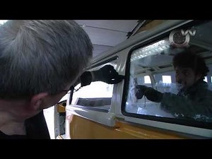 Combi VW, pose d'une vitre arrière par QW Custom